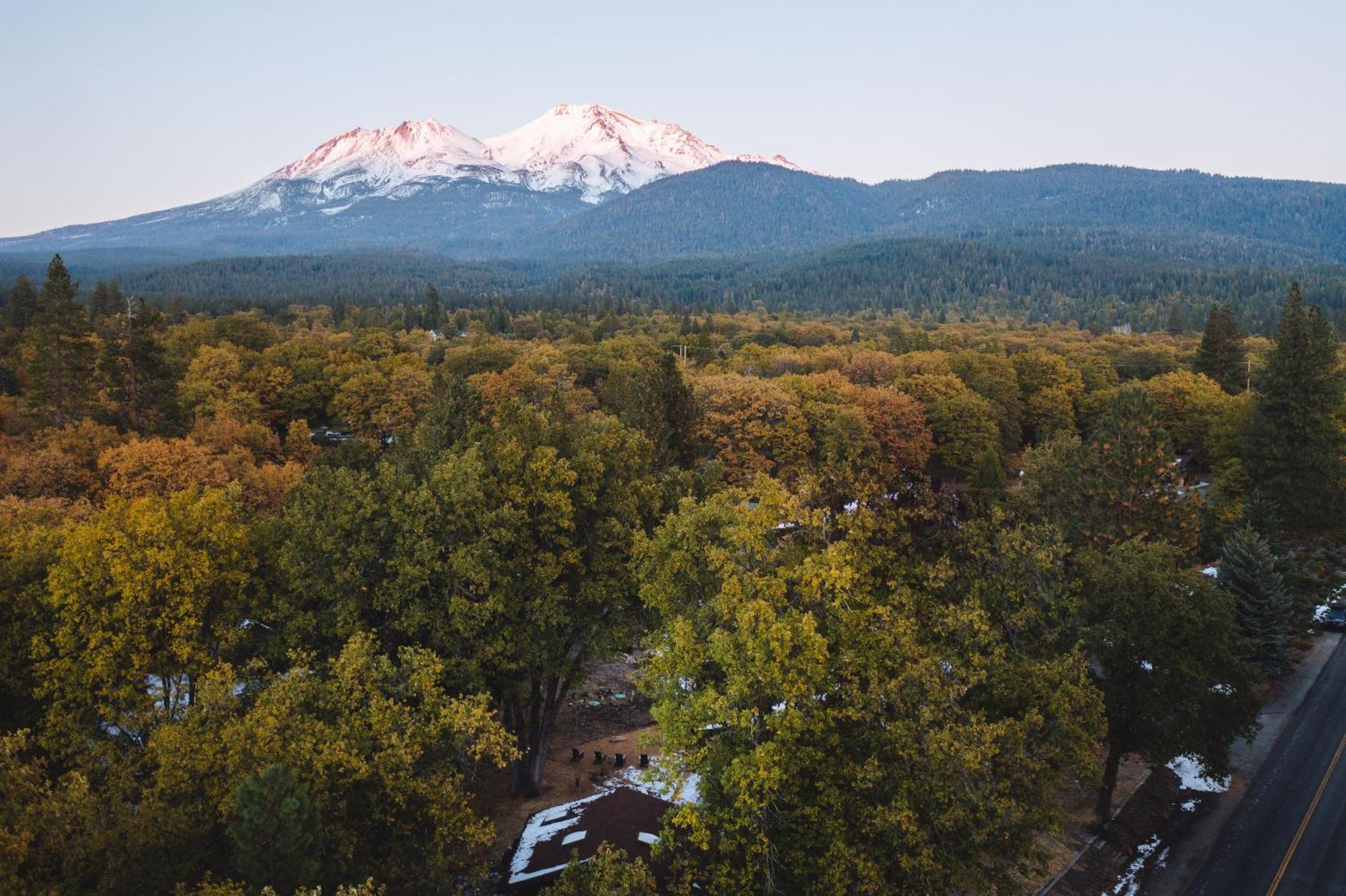 Basecamp Lodge Маунт Шаста Екстериор снимка