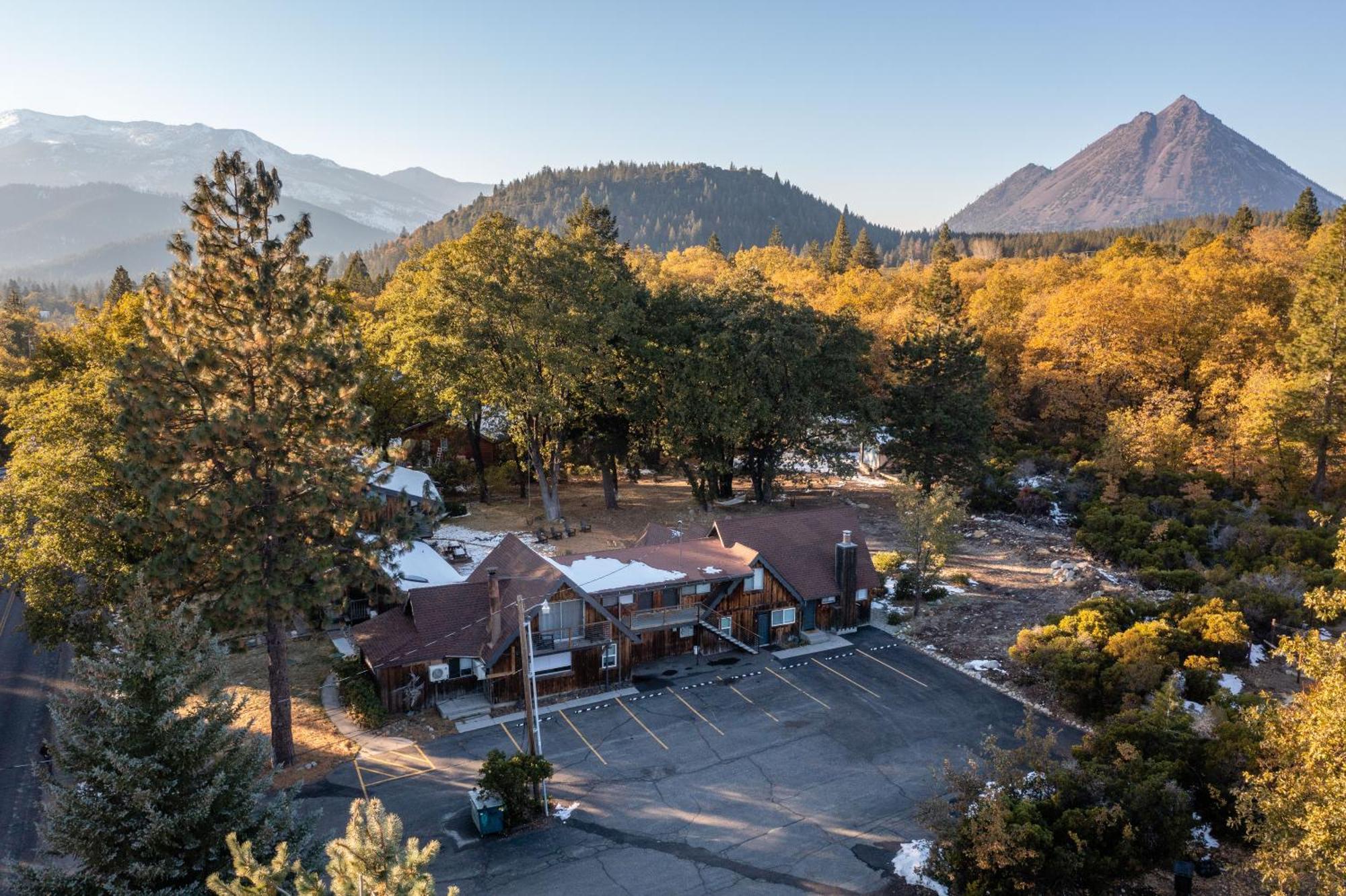 Basecamp Lodge Маунт Шаста Екстериор снимка