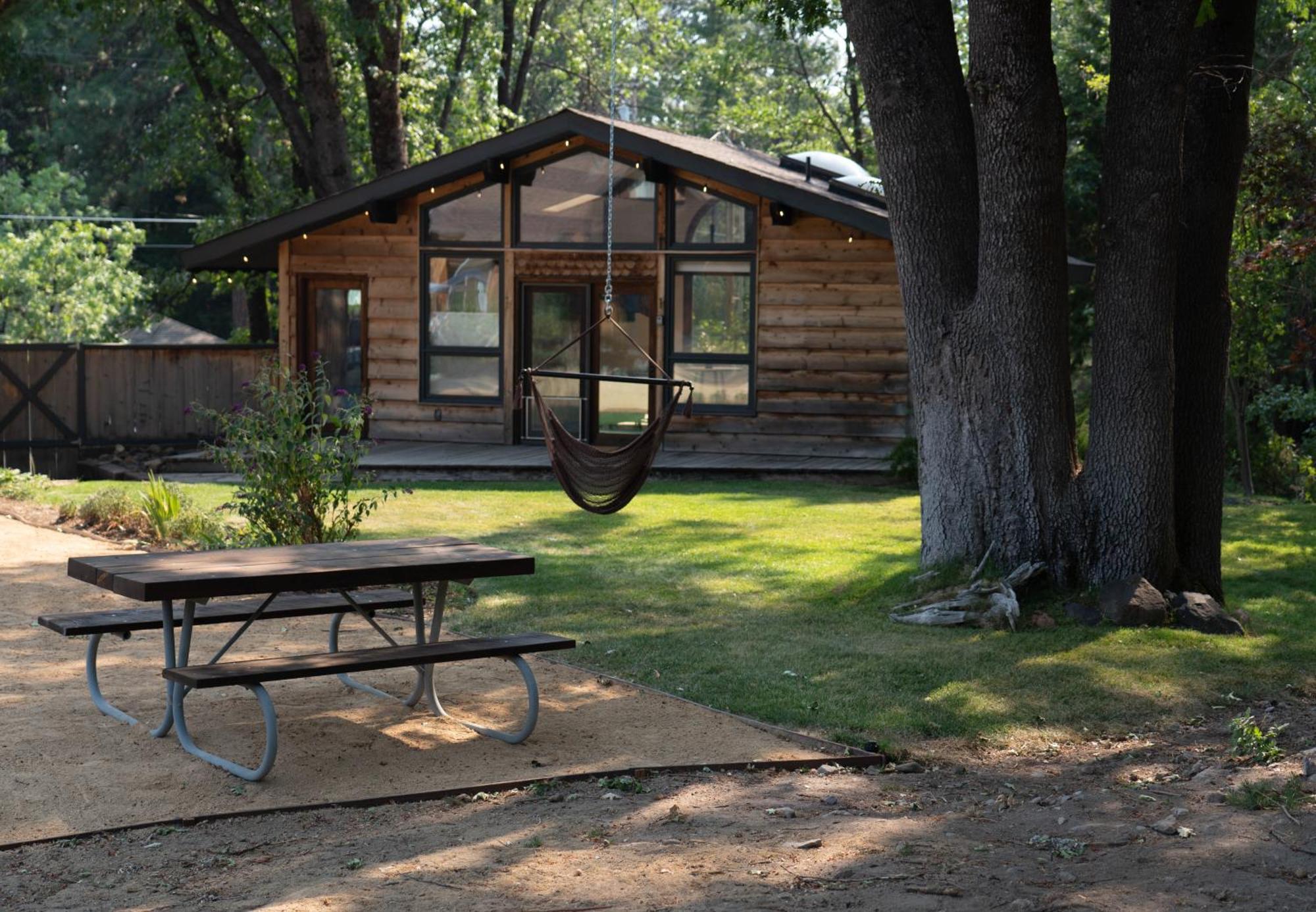 Basecamp Lodge Маунт Шаста Екстериор снимка