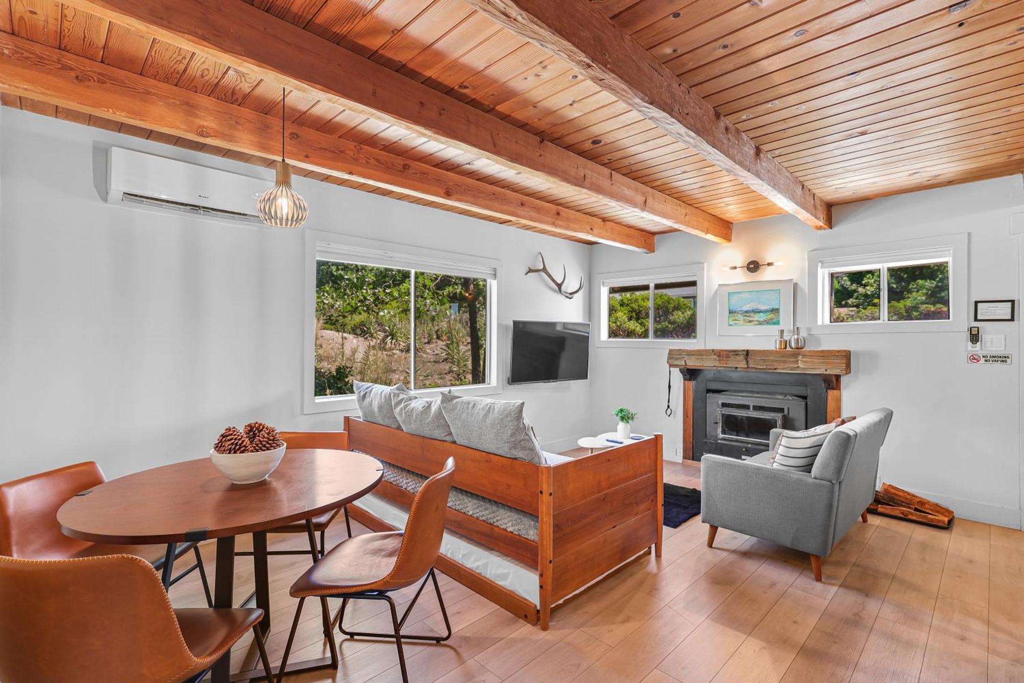 Basecamp Lodge Маунт Шаста Екстериор снимка