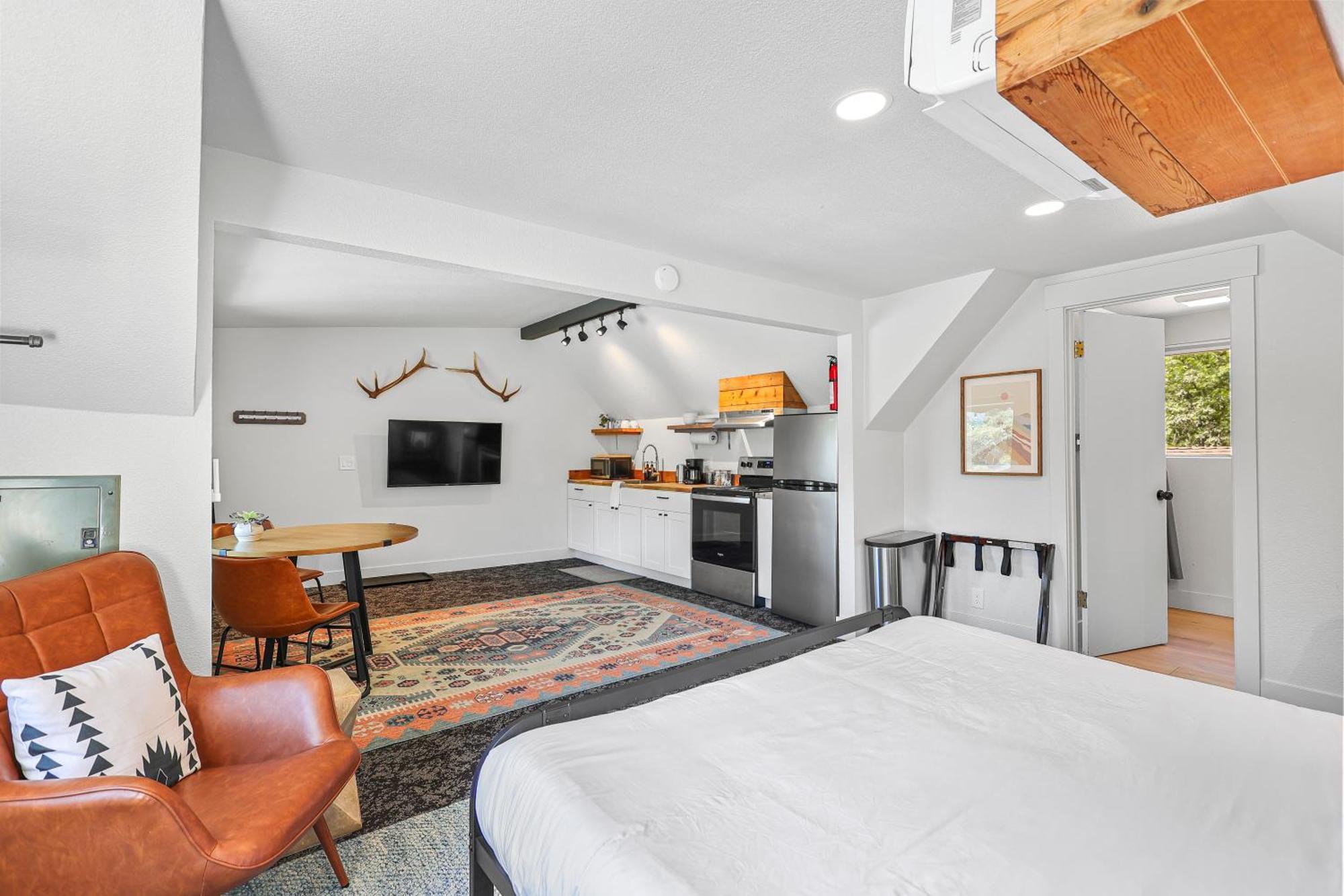 Basecamp Lodge Маунт Шаста Стая снимка