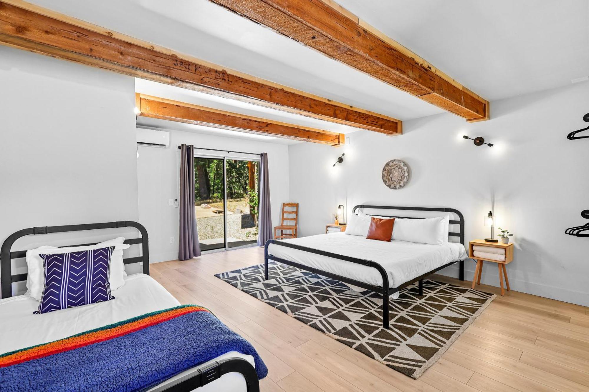 Basecamp Lodge Маунт Шаста Стая снимка