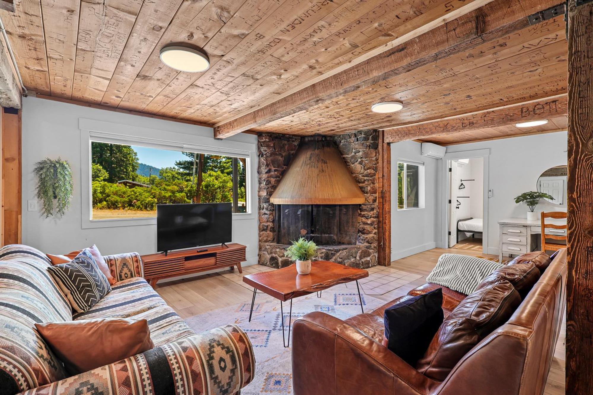 Basecamp Lodge Маунт Шаста Екстериор снимка