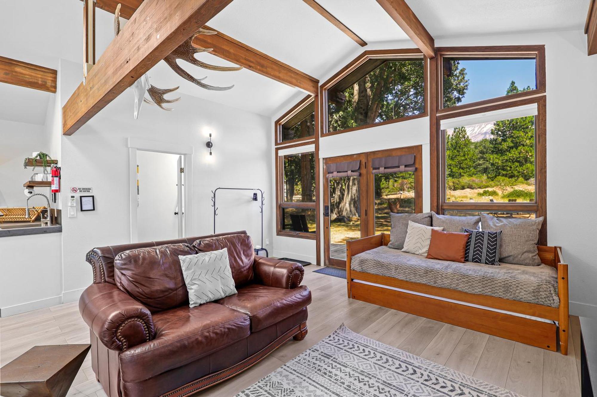 Basecamp Lodge Маунт Шаста Екстериор снимка